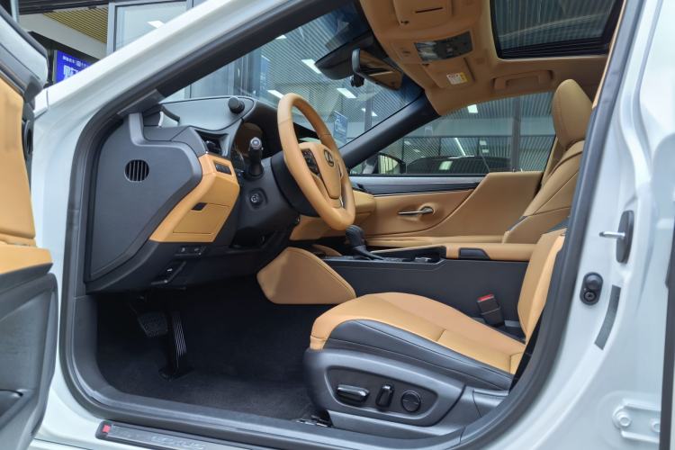 Used Lexus ES 2025 200 Premium Edition Interior 2