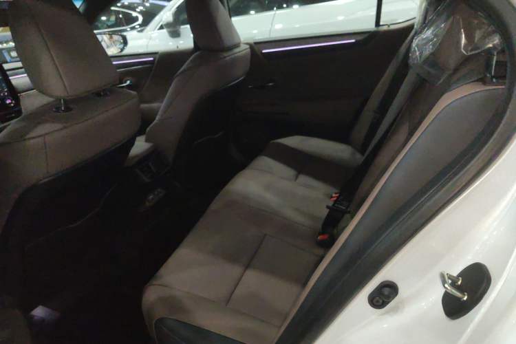 Used Lexus ES 2025 200 Premium Edition Interior 4