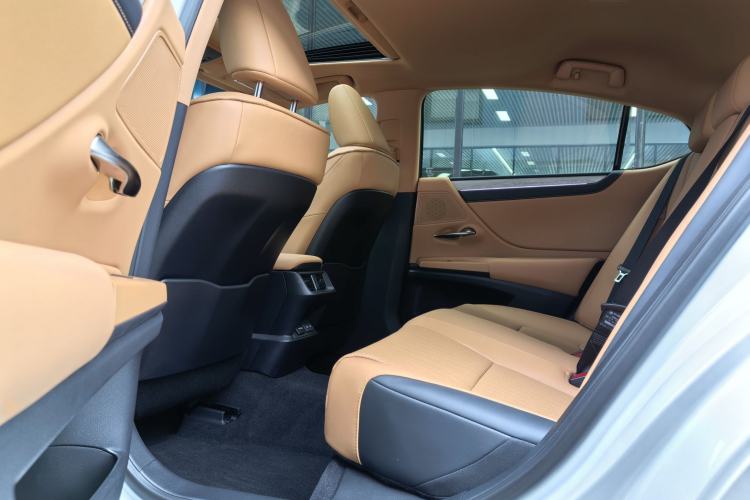 Used Lexus ES 2025 200 Premium Edition Interior 4