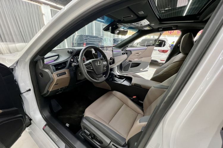 Used Lexus ES 2025 200 Premium Edition Interior 4