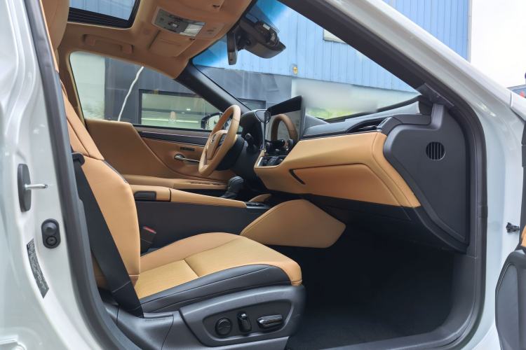 Used Lexus ES 2025 200 Premium Edition Interior 5
