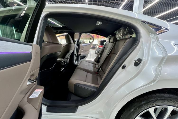 Used Lexus ES 2025 200 Premium Edition Interior 6