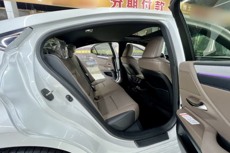 Used Lexus ES 2025 200 Premium Edition Interior 9