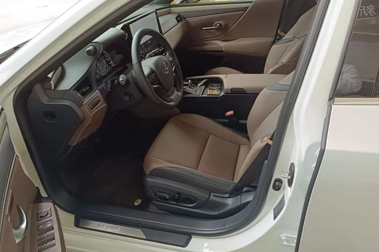 Used Lexus ES 2025 200 Premium Edition Left Front Seat