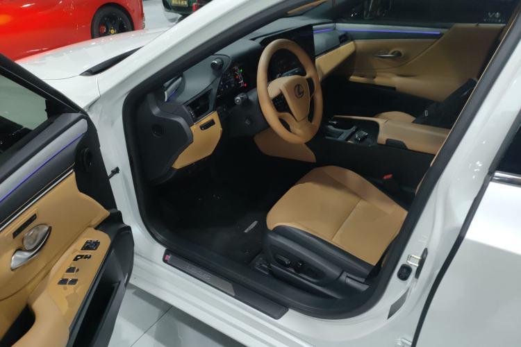 Used Lexus ES 2025 200 Premium Edition Left Front Seat