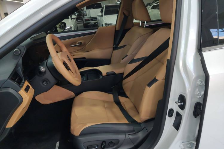Used Lexus ES 2025 200 Premium Edition Left Front Seat