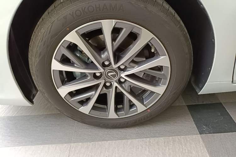 Used Lexus ES 2025 200 Premium Edition Left Front Wheel Hub