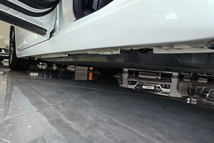 Used Lexus ES 2025 200 Premium Edition Left Side Sill