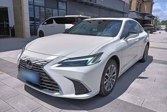 Ojetý Lexus ES 2025 300h Deluxe Edition