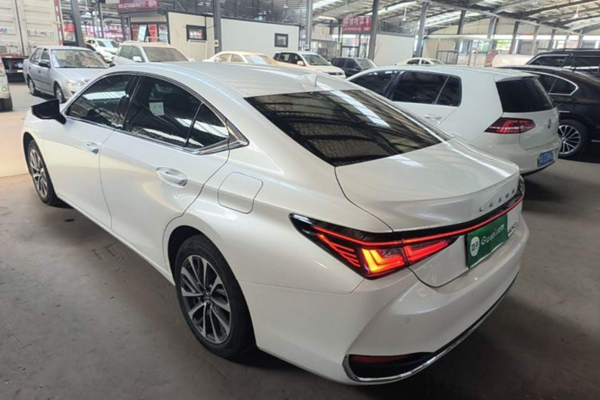 Used Lexus ES 2025 200 Premium Edition Rear Left 45 Deg
