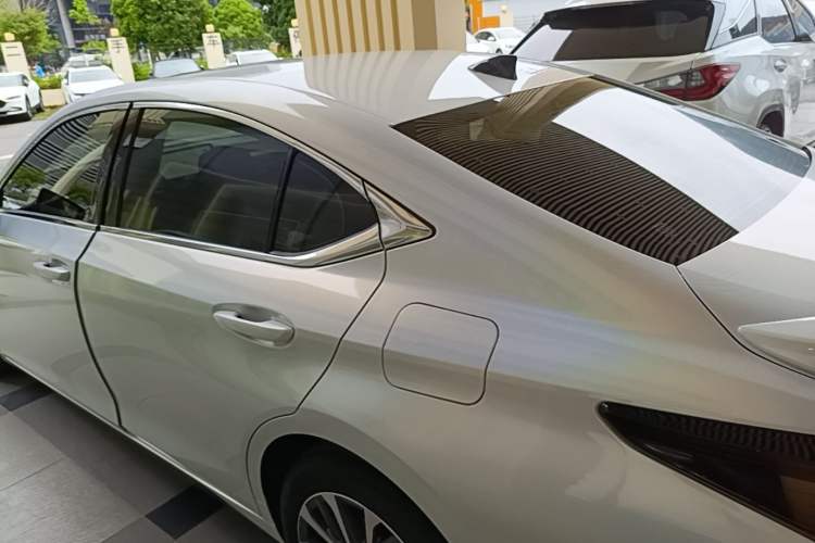 Used Lexus ES 2025 200 Premium Edition Rear Left 45 Deg