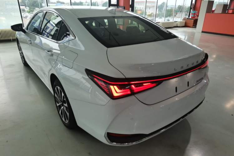 Used Lexus ES 2025 200 Premium Edition Rear Left 45 Deg