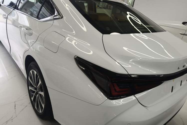 Used Lexus ES 2025 200 Premium Edition Rear Left 45 Deg