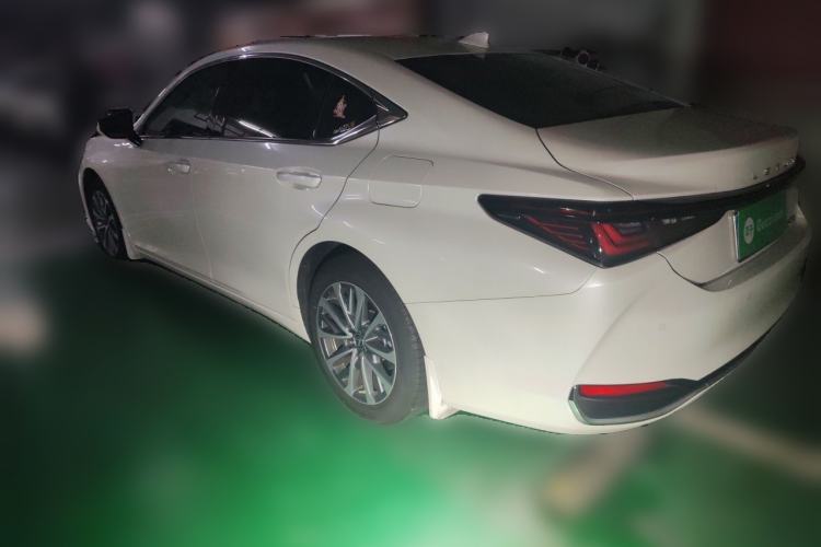 Used Lexus ES 2025 200 Premium Edition Rear Left 45 Deg