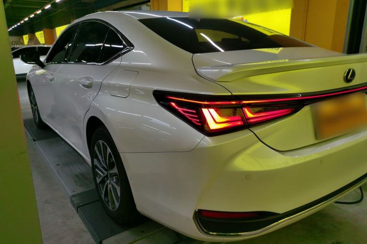 Used Lexus ES 2025 200 Premium Edition Rear Left 45 Deg