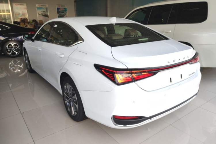 Used Lexus ES 2025 200 Premium Edition Rear Left 45 Deg