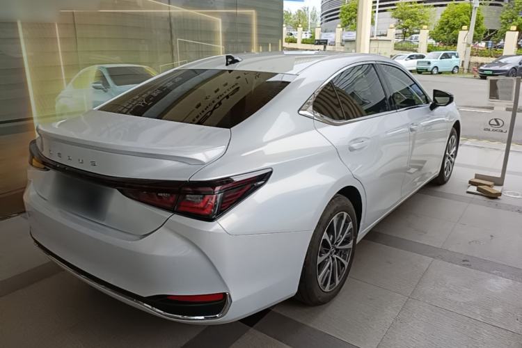 Used Lexus ES 2025 200 Premium Edition Rear Right 45 Deg
