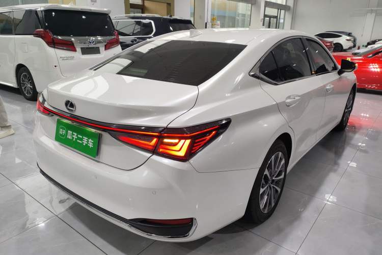 Used Lexus ES 2025 200 Premium Edition Rear Right 45 Deg