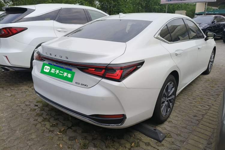 Used Lexus ES 2025 200 Premium Edition Rear Right 45 Deg