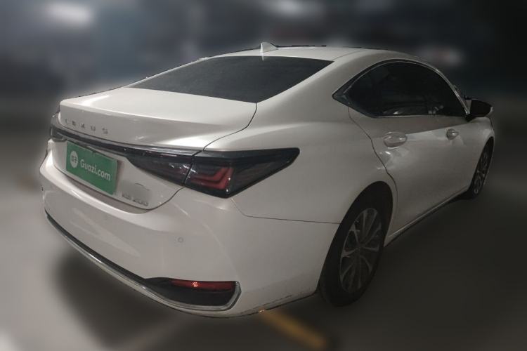 Used Lexus ES 2025 200 Premium Edition Rear Right 45 Deg
