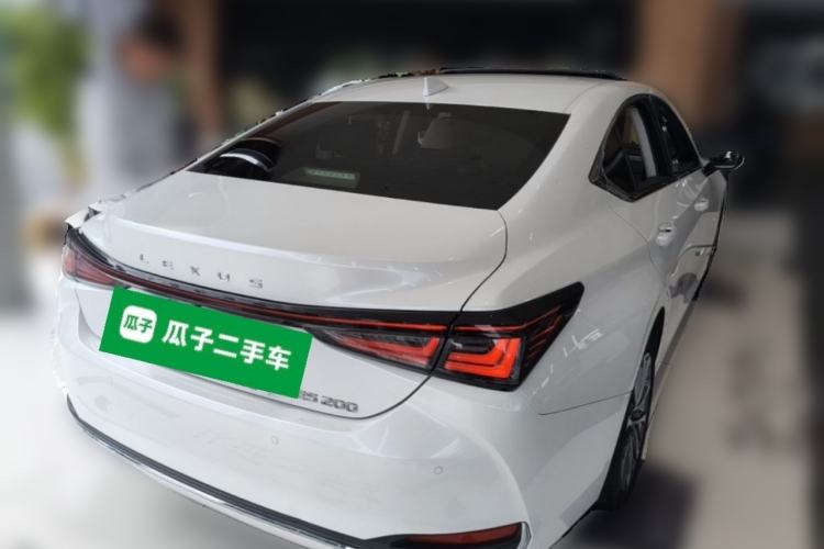 Used Lexus ES 2025 200 Premium Edition Rear Right 45 Deg