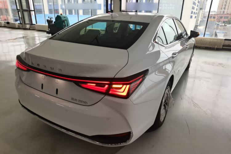 Used Lexus ES 2025 200 Premium Edition Rear Right 45 Deg