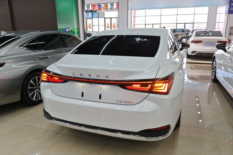 Used Lexus ES 2025 200 Premium Edition Rear Right 45 Deg