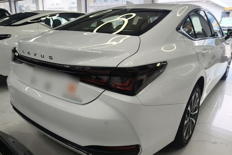 Used Lexus ES 2025 200 Premium Edition Rear Right 45 Deg