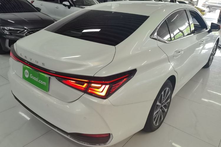 Used Lexus ES 2025 200 Premium Edition Rear Right 45 Deg