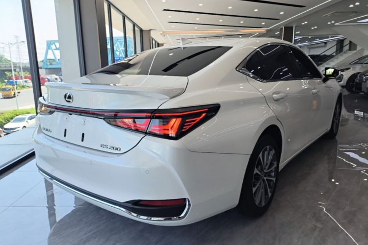 Used Lexus ES 2025 200 Premium Edition Rear Right 45 Deg