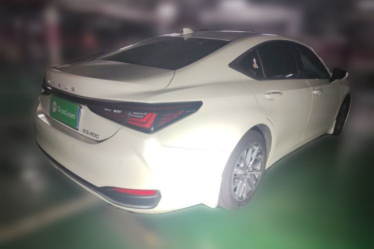 Used Lexus ES 2025 200 Premium Edition Rear Right 45 Deg