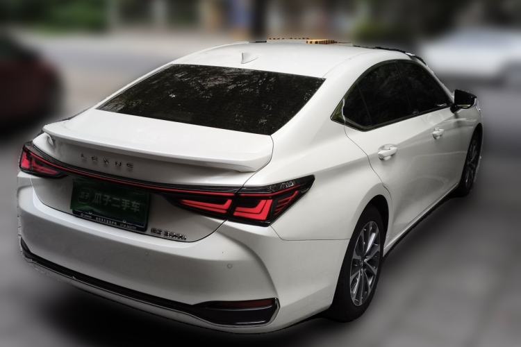 Used Lexus ES 2025 300h Deluxe Edition Rear Right 45 Deg