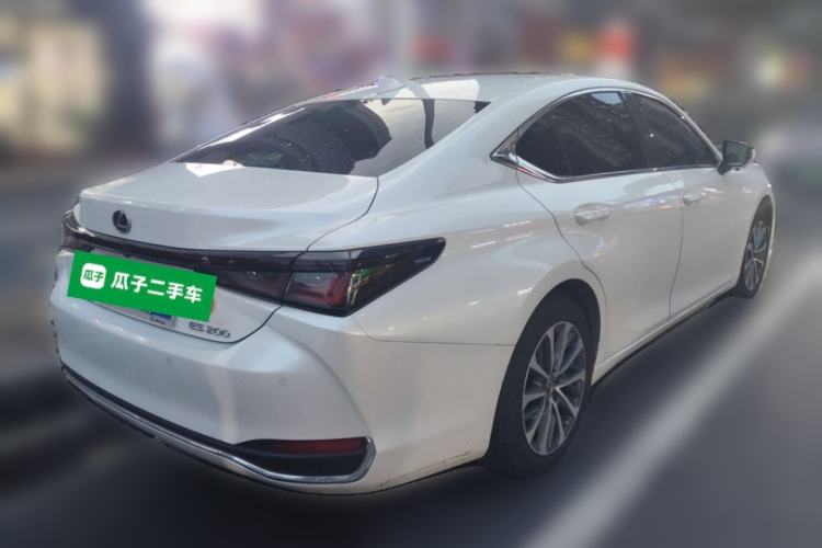 Used Lexus ES 2025 200 Premium Edition Rear Right 45 Deg