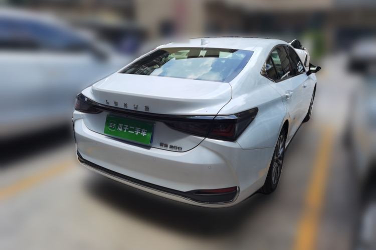 Used Lexus ES 2025 200 Premium Edition Rear Right 45 Deg
