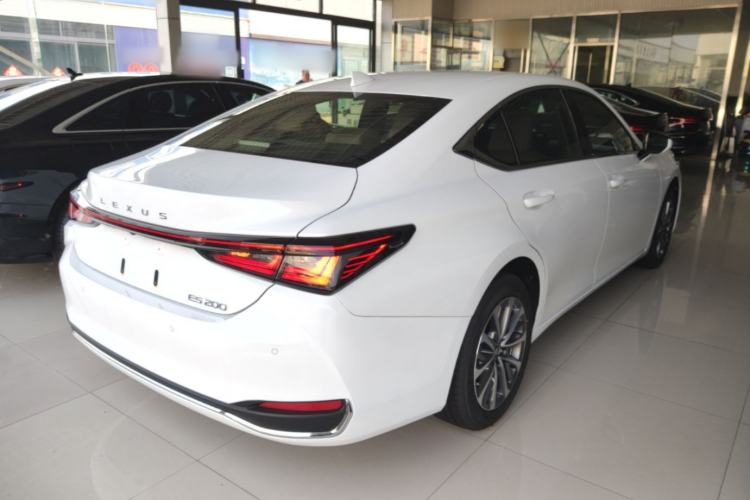 Used Lexus ES 2025 200 Premium Edition Rear Right 45 Deg