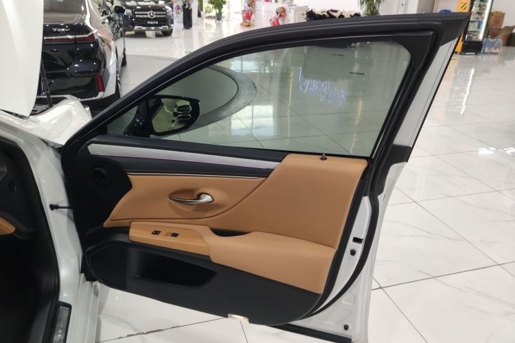 Used Lexus ES 2025 200 Premium Edition Right Front Door Interior