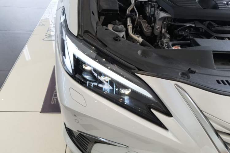 Used Lexus ES 2025 200 Premium Edition Right Front Headlight