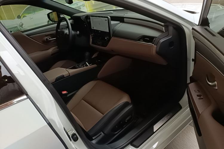 Used Lexus ES 2025 200 Premium Edition Right Front Seat