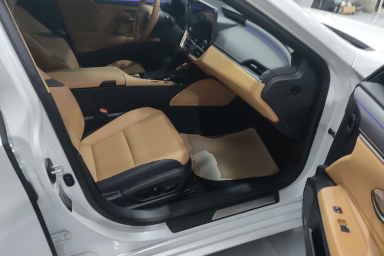 Used Lexus ES 2025 200 Premium Edition Right Front Seat