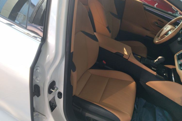 Used Lexus ES 2025 200 Premium Edition Right Front Seat