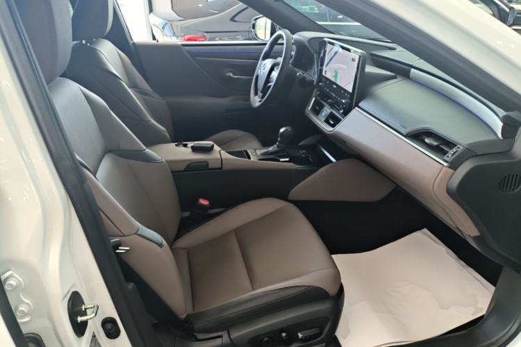 Used Lexus ES 2025 200 Premium Edition Right Front Seat