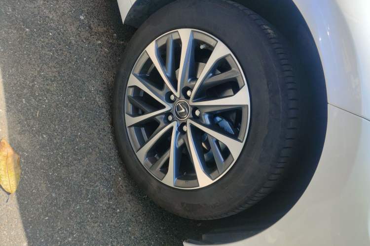 Used Lexus ES 2025 200 Premium Edition Right Front Wheel Hub