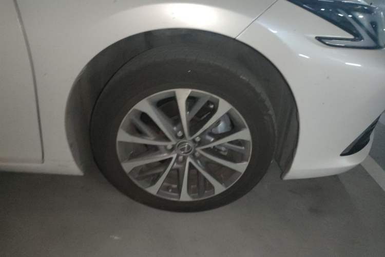 Used Lexus ES 2025 200 Premium Edition Right Front Wheel Hub