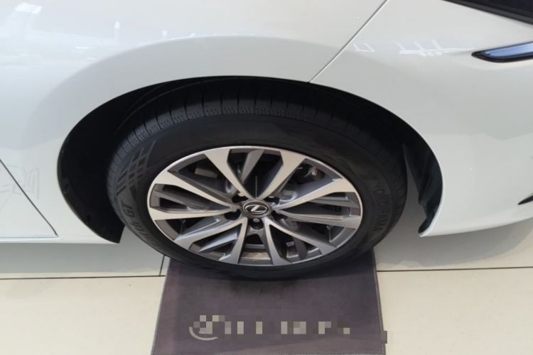 Used Lexus ES 2025 200 Premium Edition Right Front Wheel Hub