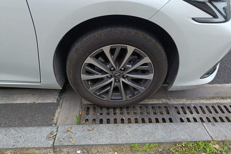 Used Lexus ES 2025 200 Premium Edition Right Front Wheel Hub