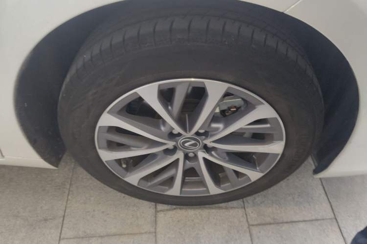 Used Lexus ES 2025 200 Premium Edition Right Front Wheel Hub
