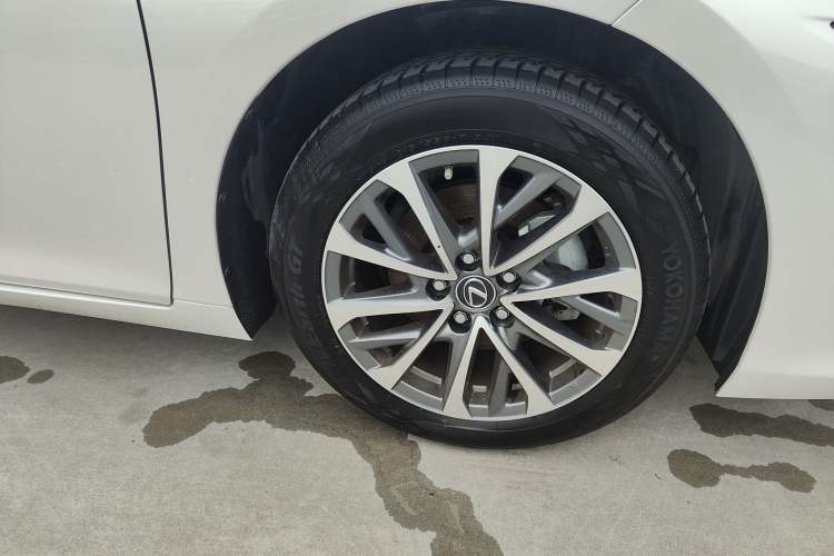 Used Lexus ES 2025 200 Premium Edition Right Front Wheel Hub