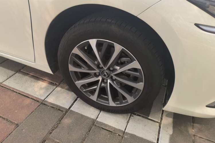 Used Lexus ES 2025 200 Premium Edition Right Front Wheel Hub