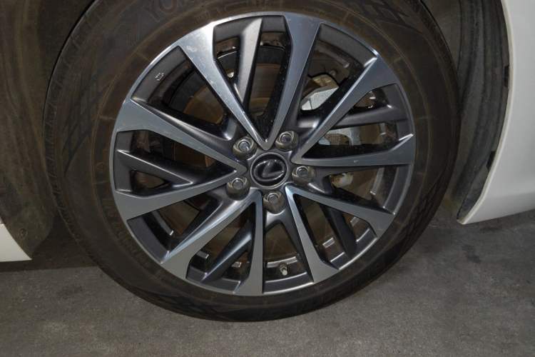 Used Lexus ES 2025 200 Premium Edition Right Front Wheel Hub