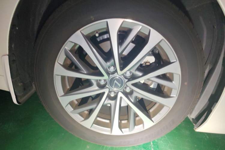 Used Lexus ES 2025 200 Premium Edition Right Front Wheel Hub